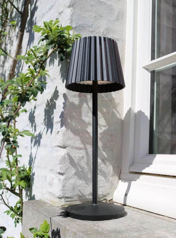 Lucide JUSTINE - Lampe de table Rechargeable Intérieur/Extérieur - Batterie/Piles - LED Dim. - 1x2W 2700K - IP54 - Avec station de charge sans fil - Noir - ambiance 2